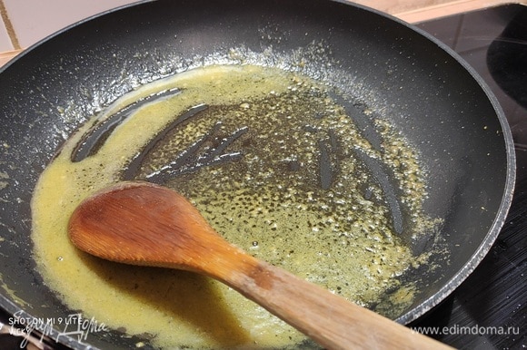 Теперь очередь секретного ингредиента — это заправка (зажарка) из сливочного масла, уксуса и горчицы. Придает супу острую кислинку и сливочную нотку. Особенно это важно, если вы готовите вегетарианский вариант без чоризо. Как только чечевица приготовится, разогрейте на сковороде 3 столовые ложки сливочного масла и добавьте в него уксус и горчицу, тщательно размешайте. Снимите суп с плиты (он больше не должен кипеть) и добавьте в него заправку. Приправьте солью и перцем и держите суп в тепле.