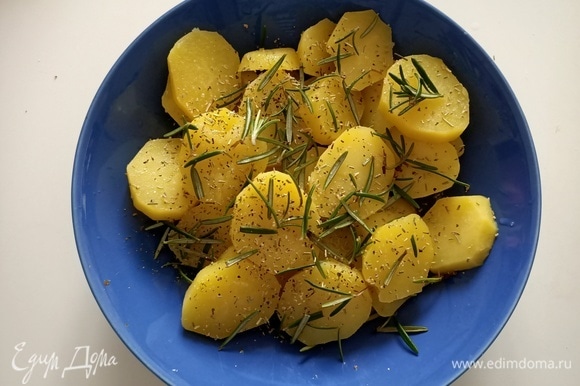 Картофель нарезать толщиной 0,5 см. Посолить, поперчить, добавить розмарин и пару ложек оливкового масла. Перемешать и оставить мариноваться.