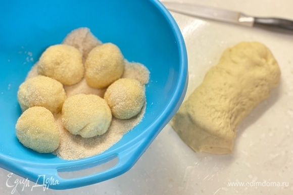 Из готового теста скатать одинаковые шарики размером чуть больше грецкого ореха. Обвалять их в пряной сахарной смеси.