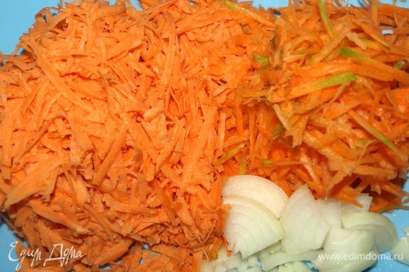 Батат и морковь натереть на крупной терке. Лук нарезать произвольно, чеснок порубить. В сотейнике разогреть растительное масло. Отправляем овощи в сотейник и готовим 5 минут.