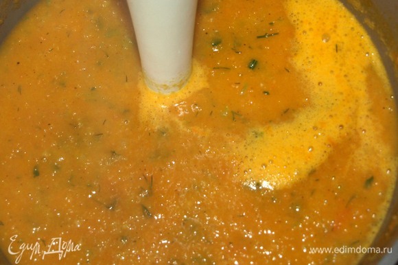 Снимаем с огня. Измельчаем суп погружным блендером до гладкости.
