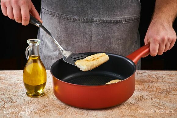 Пожарьте треску на сковороде с растительным маслом по одной минуте с каждой стороны.
