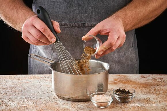 Приправьте солью, перцем и мускатным орехом. Продолжайте взбивать до загустения.