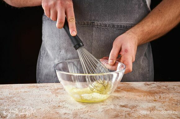 Отдельно взбейте охлажденные белки со щепоткой соли в крепкую пену.