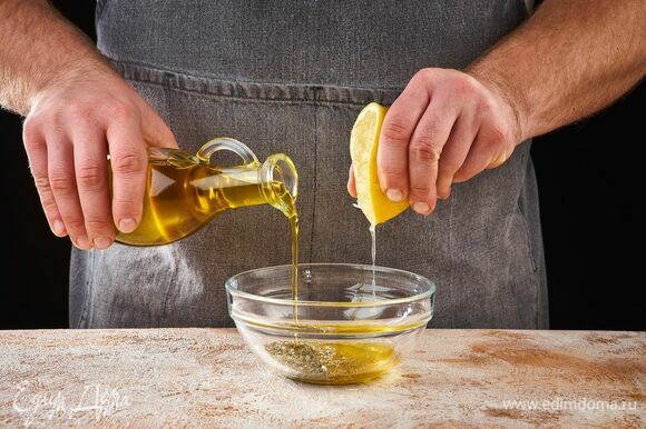 Добавьте лимонный сок и оливковое масло. Перемешайте.