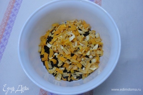 На второй день в миску насыпаем черный чай и выкладываем к нему кусочки сушеной цедры апельсина и имбиря.
