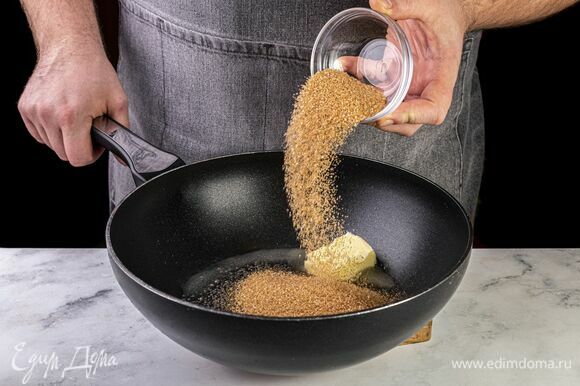 В разогретую сковороду выложите сливочное масло и сахар для начинки. Томите, помешивая, пока не начнет образовываться коричневая карамель.