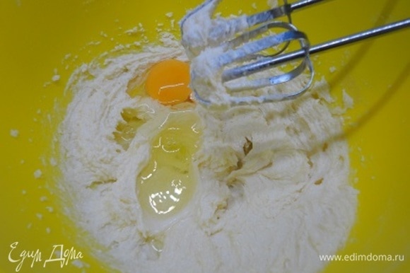 Мягкое масло взбивать с сахаром и ванильным сахаром до побеления. Продолжая взбивать, по одному вести яйца.