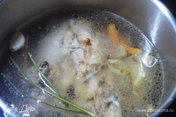 Все овощи для бульона и румяные кусочки курицы сложить в скороварку. Залить водой и варить 1 час с момента закипания. В идеале варить в скороварке, откуда не улетучиваются ароматы.