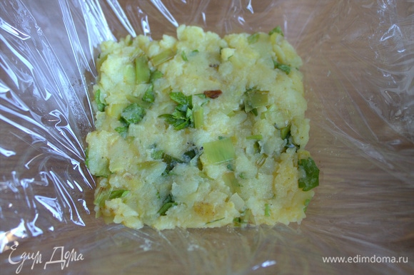 Стеклянный салатник застелить пищевой пленкой, на дно утрамбовать слой картофельный.