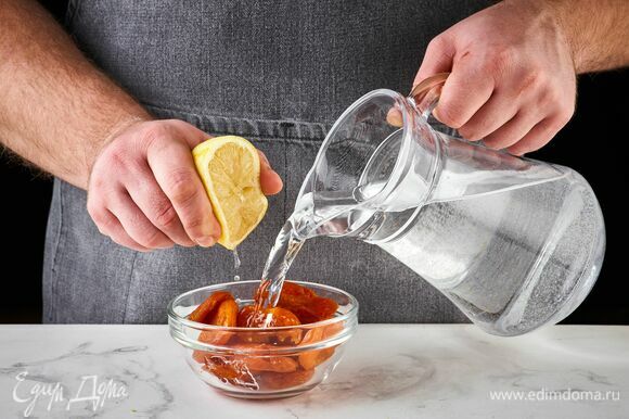 Курагу залейте кипятком, добавьте сока лимона и оставьте на 30 минут.