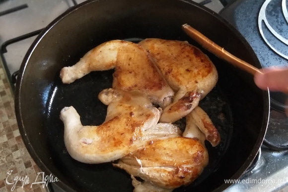 Жарить цыпленка на среднем огне с каждой стороны до золотистой корочки. Примерно по 10–15 минут. Важно под сковородой поддерживать среднюю температуру, чтобы цыпленок хорошо зажаривался, но ни в коем случае не горел!