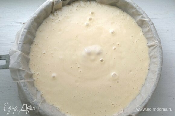 Вылить тесто в форму. Поставить в духовку, разогретую до 180°C, на 30–35 мин. На готовность проверять деревянной палочкой. Она должна выходить сухой из середины пирога.