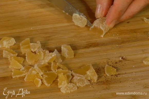 Все цукаты нарезать небольшими кубиками, 1 горсть вмешать в тесто.