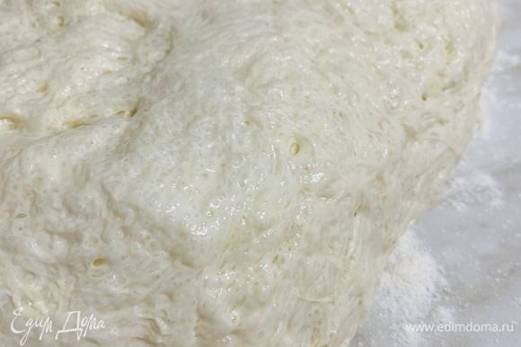 Тесто не растечется из-за большого количества выработанной клейковины, несмотря на свою высокую влажность (в тесте около 80 % влаги).