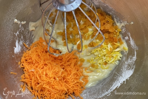 Добавить натертую на мелкой терке морковь, мелко нарезанную курагу и цедру лимона. Перемешать.