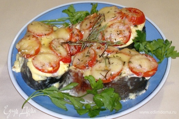Филе красной рыбы, запеченное с помидорами и сыром рецепт с фото пошагово - sapsanmsk.ru