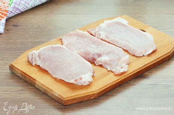 Свинину (охлажденный карбонад или корейку) нарезать кусочками толщиной 0,6–0,8 см.