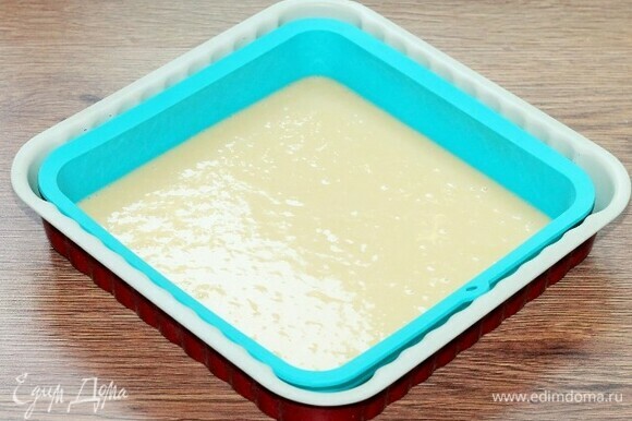 В силиконовую форму для выпечки (20 х 20 см) выливаем тесто. Выпекаем бисквит в разогретой до 170°C духовке около 30 минут, пока не станет розовым. Проверяйте готовность деревянной шпажкой.