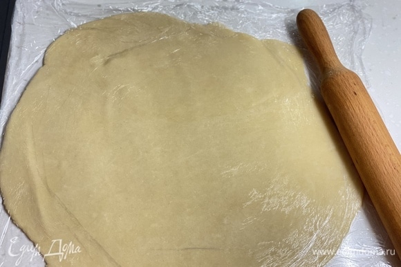 Раскатать тесто в пласт толщиной 0,3 мм.