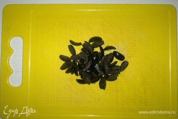 Черные оливки без косточек обсушить. Разрезать вдоль пополам, каждую половинку разрезать на 3–4 тонких полоски.