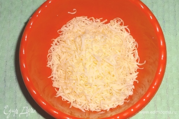 Сыр натереть на мелкой терке. К грибам с луком добавить сыр, соль и перец. Перемешать.
