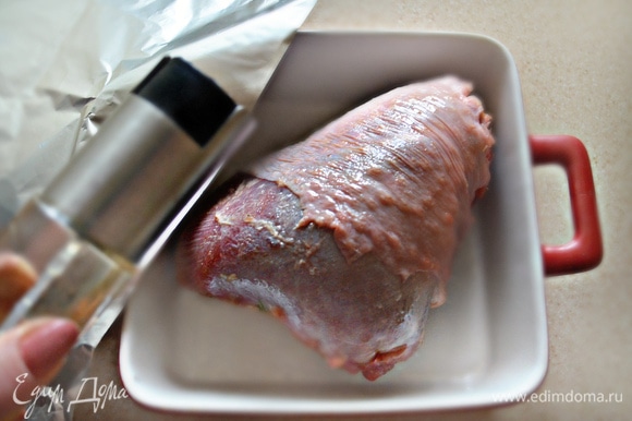Сбрызните голень индейки со всех сторон растительным маслом, уложите в форму для запекания и накройте фольгой. Готовьте мясо в течение 1 часа в разогретой до 180°C духовке.