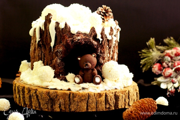 В шоколадном медовике сделала массы побольше и украсила подложку снегом пошире, также снежков положила больше. Можно разложить кокосовые конфеты вместо снежков. Схема изготовления такого торта идентична торту с лисой.
