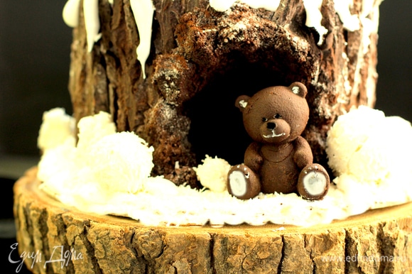 Перед дуплом посадила шоколадного медведя (сделала из темперированного шоколада в молде для фигурок и раскрасила белой краской).