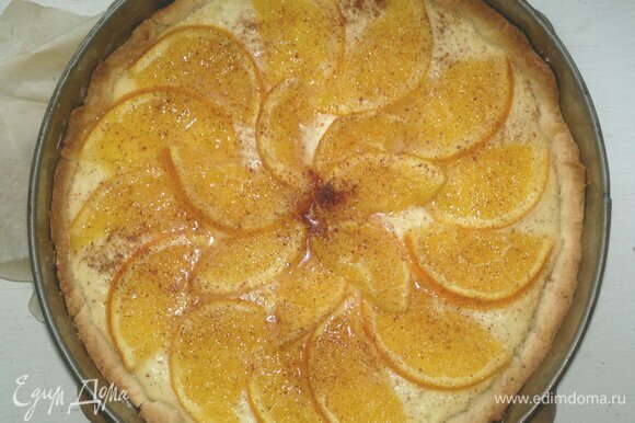 Вкусный и ароматный пирог с творогом и апельсинами готов. Достать форму с пирогом из духовки и полностью остудить пирог в форме.