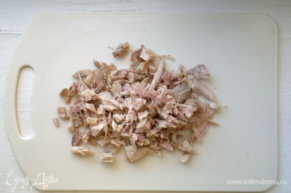 Вареное куриное мясо нарезать мелкими кусочками.