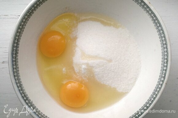 В миске соединить яйца, сахар, соль, ванилин. Объем стакана — 250 мл.