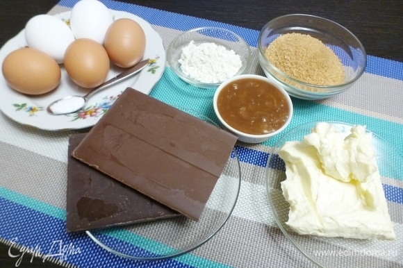 Подготовить все ингредиенты для торта. Шоколад нужен без добавок, лучше кулинарный. Форма у меня стеклянная, расширяющаяся к верху, диаметром по дну 18 см, по верху — 22 см.