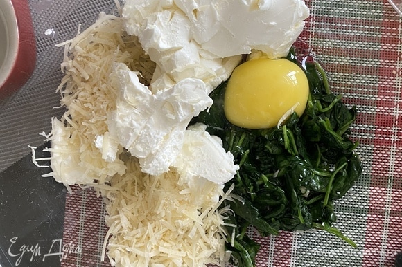 В миске смешать яйцо, творожный сыр, пармезан и шпинат. Пробить блендером до однородности. Наполнить остывшие ракушки.