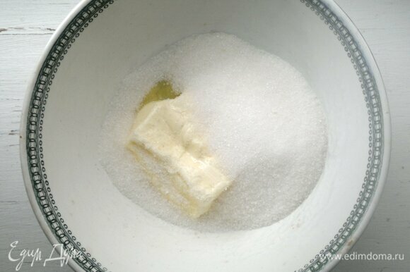 Размягченное сливочное масло растереть с сахаром, солью и ванилином.