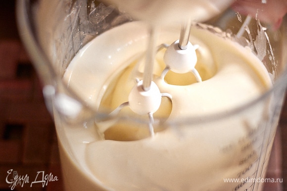Основу для кофейного крема достать из холодильника, взбивать, постепенно повышая скорость.