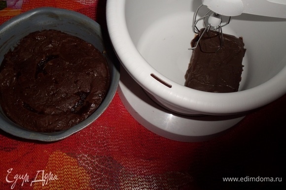 В чашу миксера выкладываем размягченное шоколадное сливочное масло. Взбиваем до пышности.