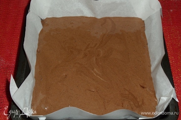 Выкладываем шоколадное тесто в форму, застеленную пергаментом. У меня квадратная форма для выпечки размером 17 х 17 см.