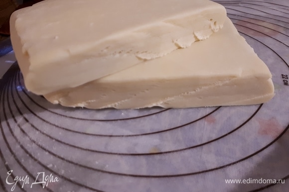 Выньте тесто из холодильника и сделайте еще один простой тур. Затем сразу же разрежьте тесто на две равные части. Раскатайте обе половины до толщины примерно 5 мм.