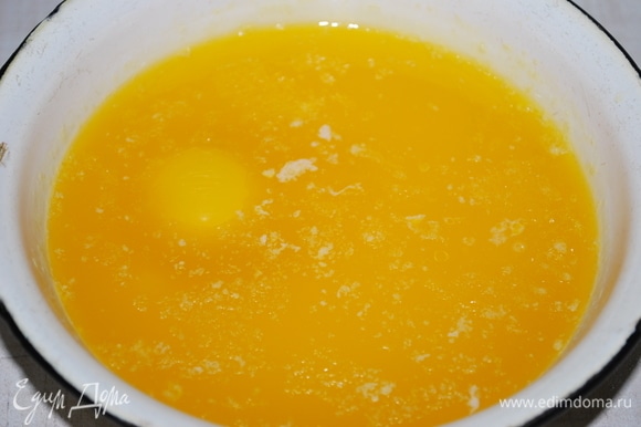 Растопите сливочное масло, дайте ему немного остыть и добавьте яйца, воду и уксус.