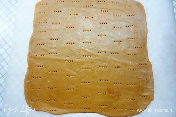 Делим тесто на две части, раскатываем квадрат 26 х 26 см. Выпекаем 5–7 минут при температуре 170°C.