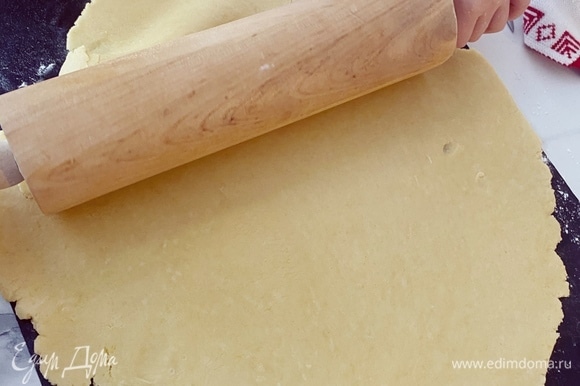 Охлажденное тесто раскатываем сразу на пергаменте или коврике для выпекания до толщины примерно 0,5 см.