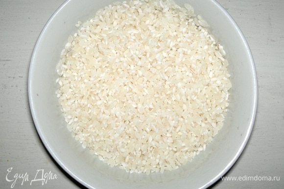 Рис промыть под проточной водой. В кипящее молоко добавить рис, убавить огонь до минимума, немного посолить и варить кашу до разваривания риса, примерно 45–50 мин.