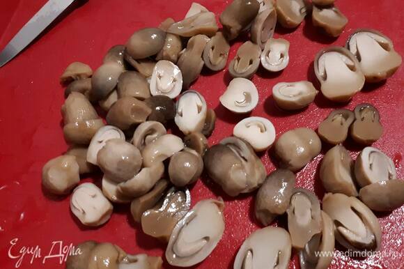 Разрежьте соломенные грибы пополам.