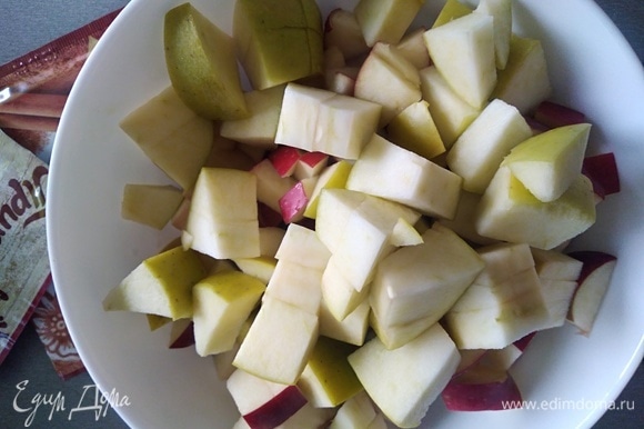 Яблоки нарезать кубиками, сбрызнуть соком лимона.