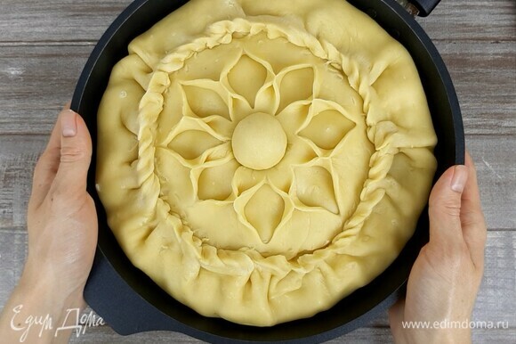 Пирог выпекаем в хорошо прогретой духовке при температуре 180°C 1 час 20 минут.