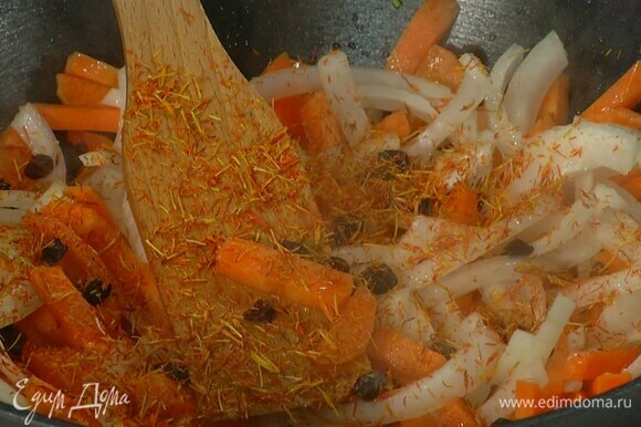 Разогреть в сковороде вок растительное масло и немного обжарить лук и морковь, затем добавить барбарис, шафран, зиру и кориандр, все перемешать.