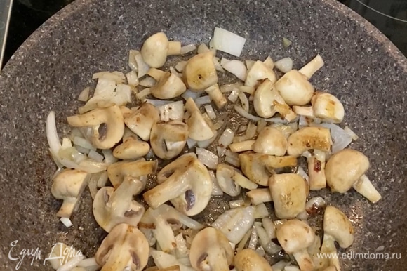 Далее выложить нарезанные грибы и обжаривать 3–5 минут.