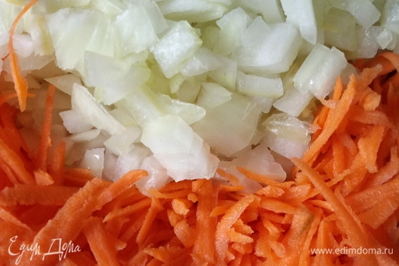 Лук мелко нарезать, морковь натереть на мелкой терке. Достать рыбу из бульона. Бульон процедить. Лук и морковь положить в процеженный бульон и варить в кипящей воде 5 мин.