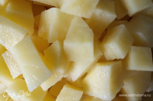 Нарезать кубиками картофель и опустить в бульон. Добавить 2 лавровых листа.